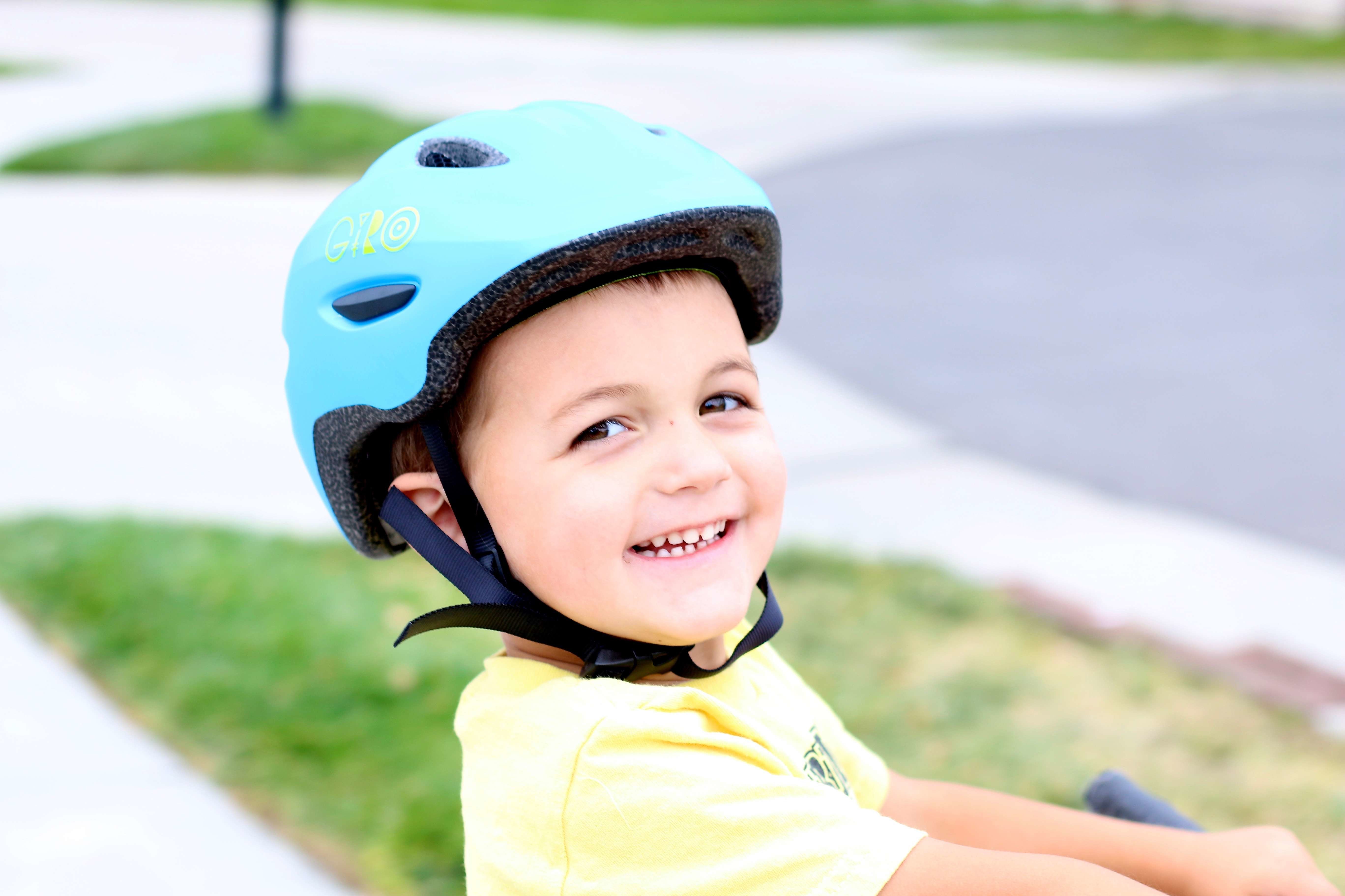 Шлем для детей. Ребёнок Дауна в шлеме. Kids with Helmet. Как носить шлем для роликов. Helmet Bicycle Childish.