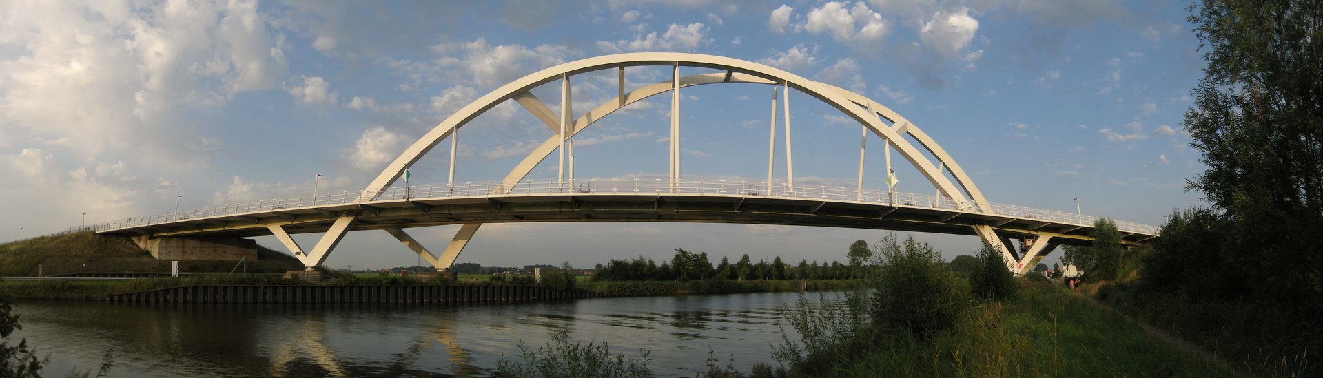 De Walfridusbrug over het Van Starkenborghkanaal in de stad Groningen