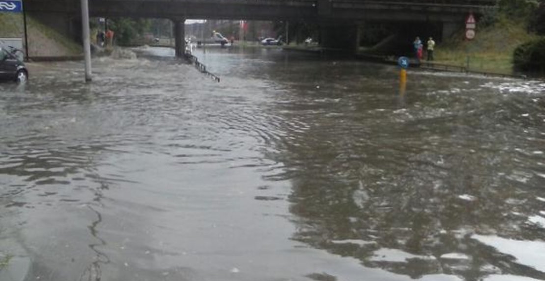 Wateroverlast in Arnhem op 28 juli in 2014, foto via twitter / @BrengOV.