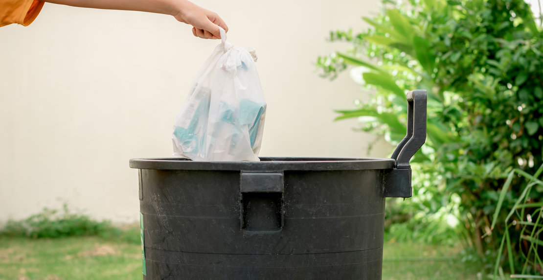 Throw trash in plastic bags into the trash in the garden.