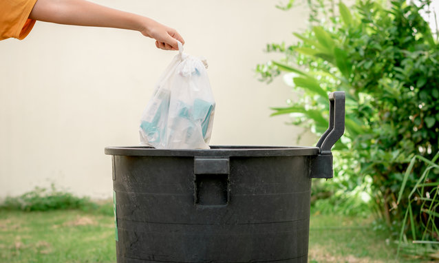 Throw trash in plastic bags into the trash in the garden.